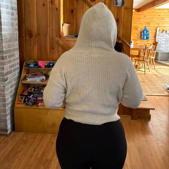 White/cream colored Cropped Hooded Sweater - Picture 3 of 4